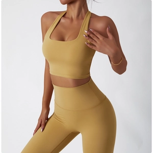 Détail du soutien-gorge de sport licou jaune moutarde et du legging taille haute extensible