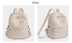 Dettaglio zaino bianco in nylon con trapuntatura a rombi e borchie dorate
