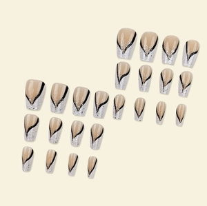 24 faux ongles nude avec pointes argentées pailletées et design French en ligne V