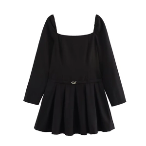 Elegante zwarte mini-jurk met lange mouwen, vierkante hals en een geplooide rok