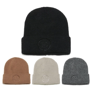 Detailansicht von vier gerippten Strickmützen mit gesticktem Smiley in Schwarz, Braun, Beige, Grau