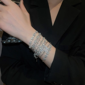 Gros plan d'un bracelet papillon en zircon et pierre œil de chat sur un poignet