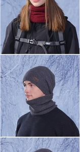 Dettaglio del set cappello e scaldacollo in maglia invernale con trama a coste e logo