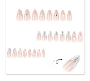 Details von Mandel-Nagelspitzen mit silbernen 3D-Metalllinien und Sternen-Glitzer-Design