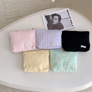 Checkered Seersucker Cosmetic Bag Portable Travel Toiletry Makeup Pouch Zipper Closure For Women Fresh Style