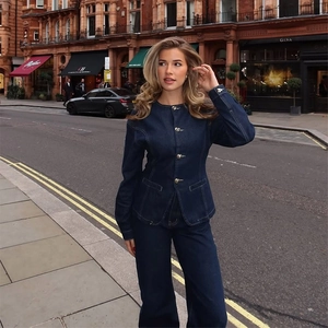 Ensemble en jean bleu foncé vintage avec boutons dorés et veste cintrée en rue