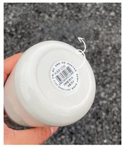 Close-up of non-slip recessed base on a white stainless steel vacuum insulated bottle