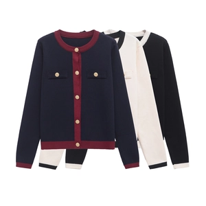 Cardigan tricoté pour femme avec boutons dorés en bleu marine, crème et noir contrastés