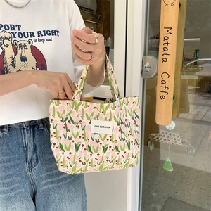 Détail du sac en toile avec imprimés tulipes roses et étiquette tissée SOZAKKA