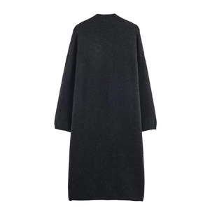 Detailansicht der dunkelgrauen Strickjacke mit hochwertiger, dicker Stoffstruktur