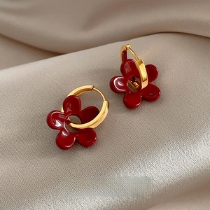 Détail des boucles d'oreilles fleurs rouges sur soie avec dimensions de 1,6 cm sur 2,2 cm