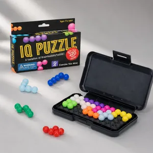 Dettaglio del puzzle IQ portatile con blocchi 3D colorati e oltre 200 sfide di logica