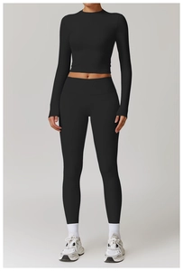Détail de l'ensemble de yoga noir taille haute et crop top à manches longues pour le fitness