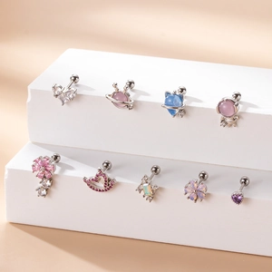 Dettaglio set di orecchini a perno in acciaio inossidabile con gemme colorate assortite