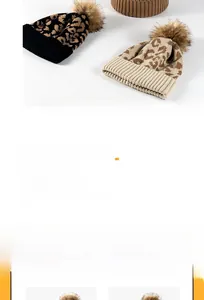 Détail du bonnet en maille léopard avec pompon et revers épais pour l'hiver
