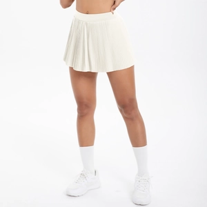 Detailansicht des weißen Tennisrocks mit hoher Taille und plissiertem Stoff