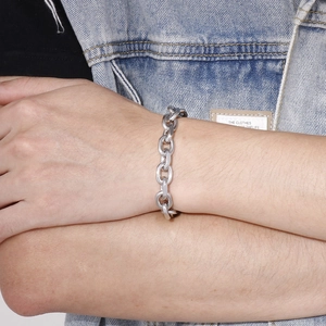 Gros plan d'un bracelet gourmette minimaliste en acier inoxydable argenté pour homme