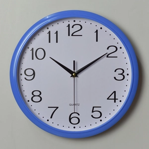 Reloj de pared azul silencioso de 12 pulgadas con marco de plástico y esfera de cuarzo blanco