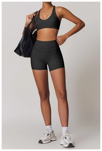 Dettaglio del set da yoga nero a vita alta con pantaloncini e reggiseno con scollo a V
