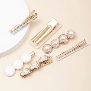 Set di 6 fermagli per capelli dorati con motivi a scacchi e dettagli floreali con perle