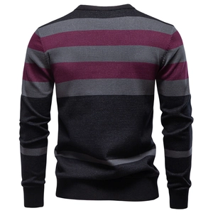 Détail du dos d'un pull en tricot pour homme avec rayures bordeaux, grises et noires