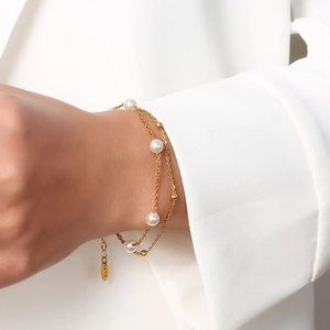 Élégant bracelet double couche en acier doré avec perles blanches et étiquette K18