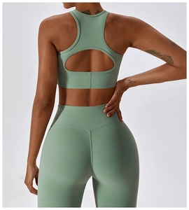 Détail du tissu côtelé et de l'ouverture au dos sur l'ensemble de yoga vert sauge