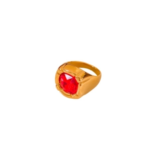 Anello vintage dorato con zircone rosso quadrato su un pulito sfondo bianco neutro