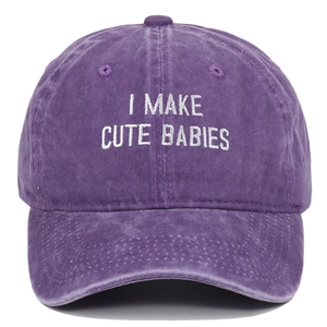Gros plan de la broderie blanche sur la casquette de baseball en coton lavé violet