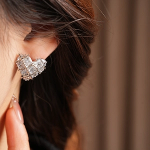 Vue détaillée de boucles d'oreilles cœur en argent avec zircons sur le mannequin