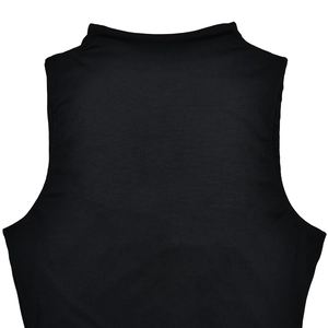 Détail de la robe noire sans manches avec texture en tissu élastique et finitions soignées
