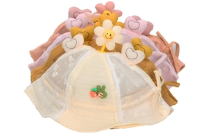 Détail de chapeaux bébé en maille dentelle avec fleurs de tournesol et oreilles de lapin