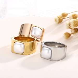 Tre anelli larghi in acciaio al titanio con madreperla bianca nei colori oro e argento