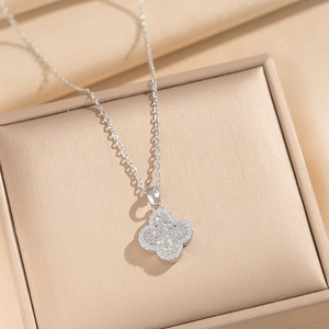 Collier trèfle à quatre feuilles argenté avec centre texturé et bordure diamantée