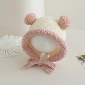 Detail einer Kinder-Strickmütze mit rosa Kunstfellbesatz und weichem Fleecefutter
