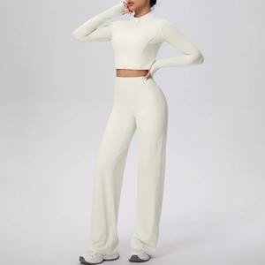 Détail de l'ensemble de yoga ivoire avec haut zippé à manches longues et pantalon large
