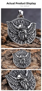 Nahaufnahme von Wikinger Odin Edelstahl Anhänger mit Odin's Krieger Gravur Details