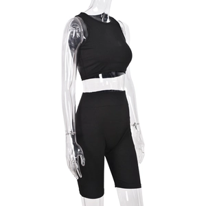 Vista laterale dettagliata del tessuto a coste del set sportivo nero con top e pantaloncini