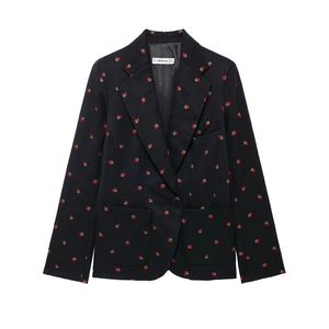 Vue détaillée du blazer noir avec broderie de fraises rouges et texture de la doublure