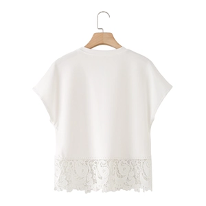 T-shirt blanc à manches courtes avec col en V et ourlet en dentelle aux motifs paisley