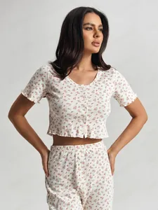 Détails du pyjama à fleurs avec ourlets à volants et col en V boutonné délicat sur le haut