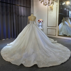 Elegantes weißes Brautkleid mit langen Spitzenärmeln, Pailletten und Herz-Rückenausschnitt