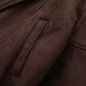 Detail der feinen Nähte auf der dunkelbraunen Wildleder-Tasche mit Premium-Textur