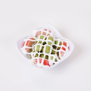 Realistisch model van een groente en fruitsaladekom van hars voor voedselfotografie props