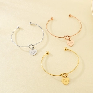 Geknotetes Armband mit Herzanhängern in Gold, Roségold und Silber Ausführungen