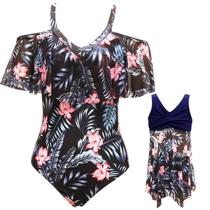 Maillot une pièce noir chic à imprimé lotus rose et décolleté à volants élégant