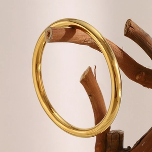 Bracelet jonc creux en acier inoxydable plaqué or 18K sur une branche naturelle