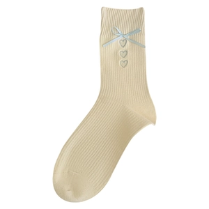 Cremefarbene Socken mit hellblauen Schleifen und bestickten Herzen im Rippstrick