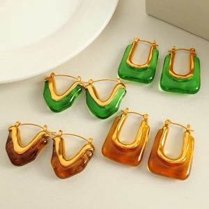Vintage Titanium Steel Resin U-Shape Earrings For Women Fashion Geometric Green Amber Resin Geometric Hoop Earrings Jewelry