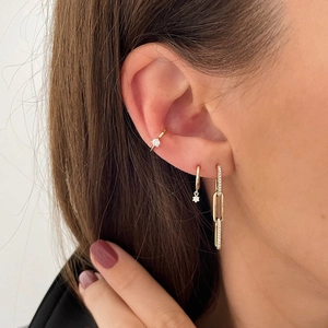 Vue rapprochée des boucles d'oreilles chaînette S925 plaqué or avec oxydes de zirconium